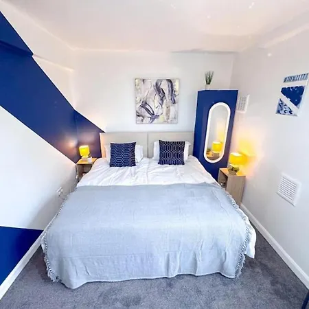 Huge Perfect For Working Away, 5 X Bedrooms, Free Parking