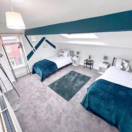 Holiday home Huge Perfect For Working Away, 5 X Bedrooms, Free Parking *