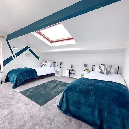 Huge Perfect For Working Away, 5 X Bedrooms, Free Parking Holiday home *