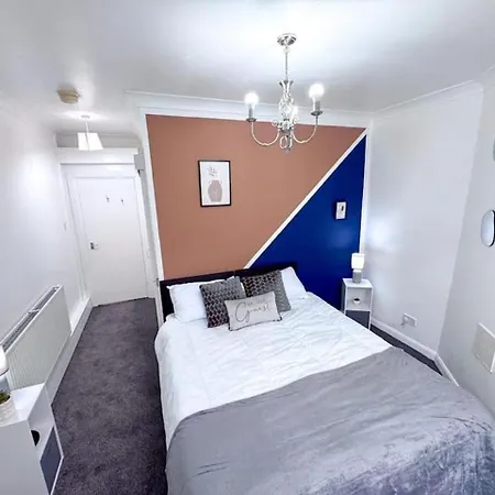 Huge Perfect For Working Away, 5 X Bedrooms, Free Parking Holiday home Leeds (West Yorkshire)