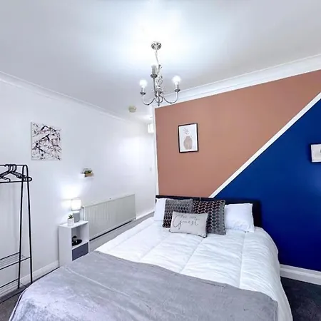 Huge Perfect For Working Away, 5 X Bedrooms, Free Parking *