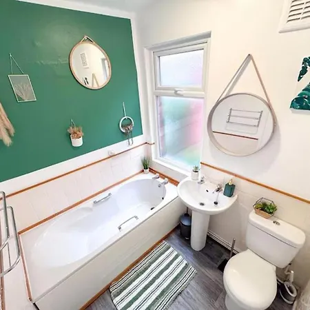 Holiday home Huge Perfect For Working Away, 5 X Bedrooms, Free Parking Leeds (West Yorkshire)