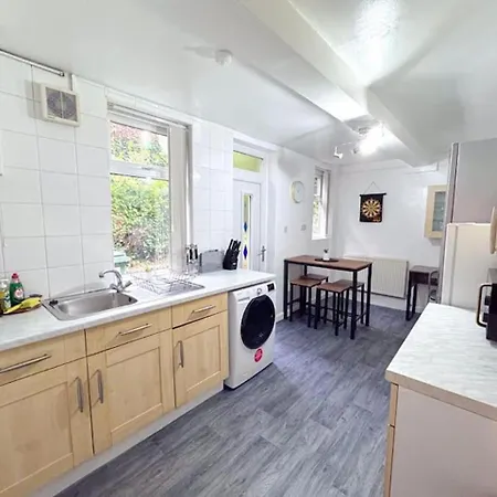Huge Perfect For Working Away, 5 X Bedrooms, Free Parking Holiday home