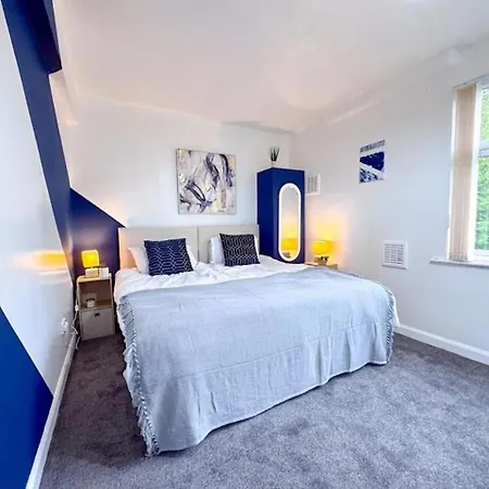 Holiday home Huge Perfect For Working Away, 5 X Bedrooms, Free Parking Leeds (West Yorkshire)