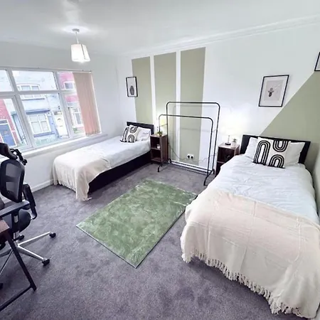 Huge Perfect For Working Away, 5 X Bedrooms, Free Parking Holiday home