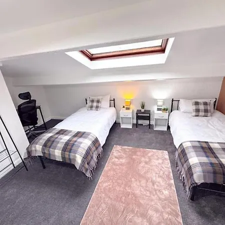 Huge Perfect For Working Away, 5 X Bedrooms, Free Parking Holiday home Leeds (West Yorkshire)