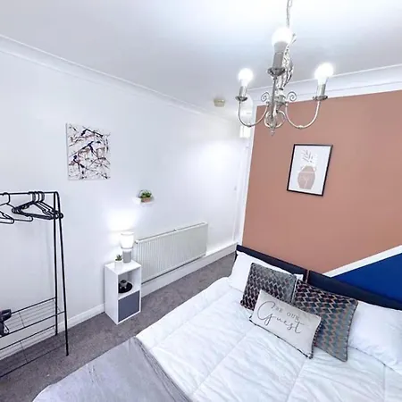 Holiday home Huge Perfect For Working Away, 5 X Bedrooms, Free Parking Leeds (West Yorkshire)