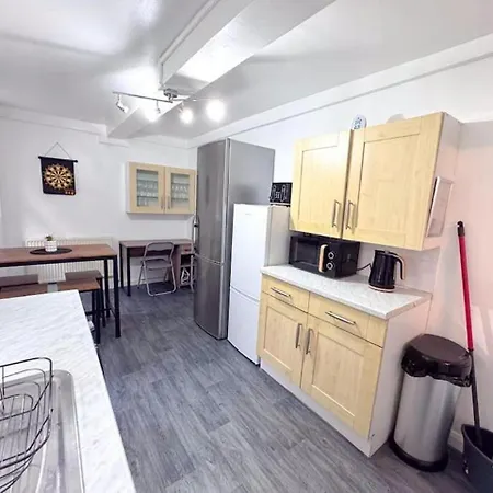 Huge Perfect For Working Away, 5 X Bedrooms, Free Parking *