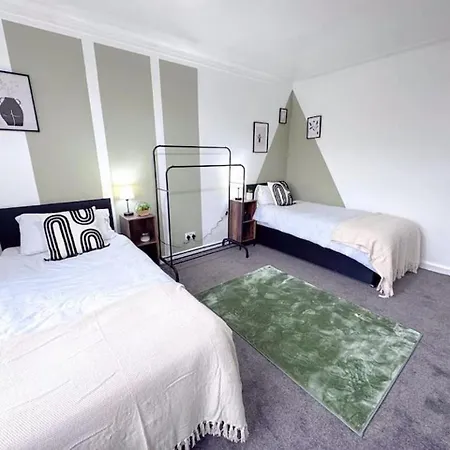 Huge Perfect For Working Away, 5 X Bedrooms, Free Parking