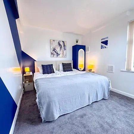Huge Perfect For Working Away, 5 X Bedrooms, Free Parking Holiday home