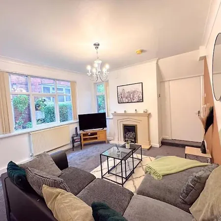 Holiday home Huge Perfect For Working Away, 5 X Bedrooms, Free Parking