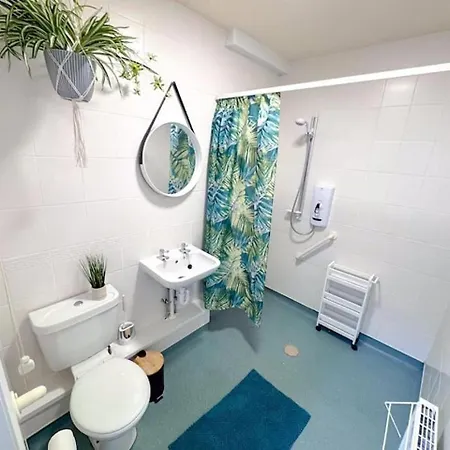 Holiday home Huge Perfect For Working Away, 5 X Bedrooms, Free Parking *