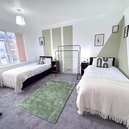 Huge Perfect For Working Away, 5 X Bedrooms, Free Parking Holiday home Leeds (West Yorkshire)