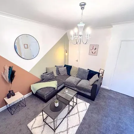 Holiday home Huge Perfect For Working Away, 5 X Bedrooms, Free Parking Leeds (West Yorkshire)