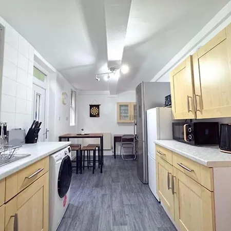 Huge Perfect For Working Away, 5 X Bedrooms, Free Parking Holiday home
