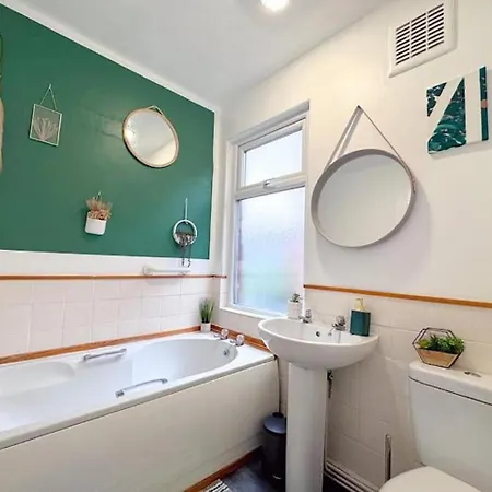 Huge Perfect For Working Away, 5 X Bedrooms, Free Parking Holiday home *