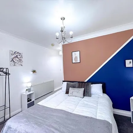 Huge Perfect For Working Away, 5 X Bedrooms, Free Parking Holiday home Leeds (West Yorkshire)