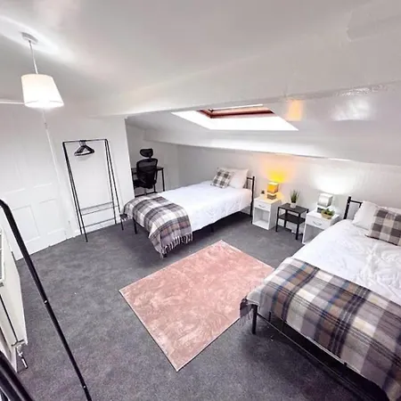 Huge Perfect For Working Away, 5 X Bedrooms, Free Parking Leeds (West Yorkshire)