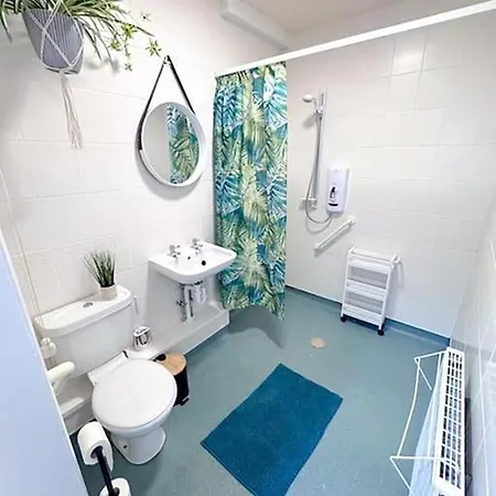 Huge Perfect For Working Away, 5 X Bedrooms, Free Parking