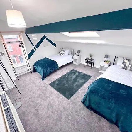 Huge Perfect For Working Away, 5 X Bedrooms, Free Parking Holiday home