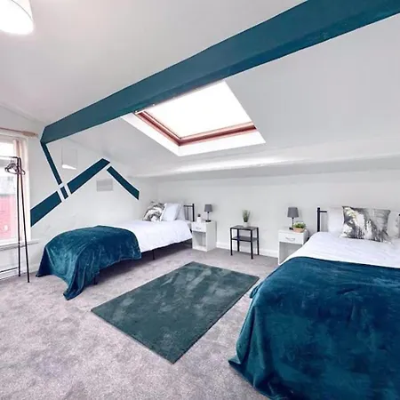 Huge Perfect For Working Away, 5 X Bedrooms, Free Parking Holiday home *