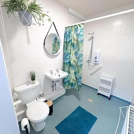 Huge Perfect For Working Away, 5 X Bedrooms, Free Parking Holiday home Leeds (West Yorkshire)