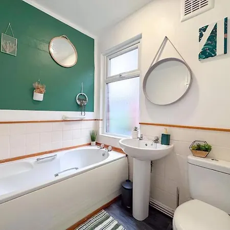 Holiday home Huge Perfect For Working Away, 5 X Bedrooms, Free Parking Leeds (West Yorkshire)