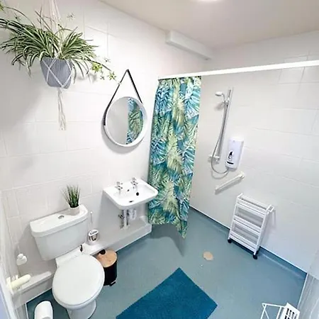 Huge Perfect For Working Away, 5 X Bedrooms, Free Parking *