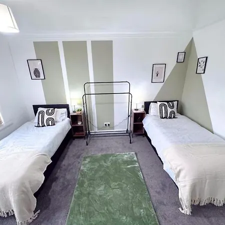 Huge Perfect For Working Away, 5 X Bedrooms, Free Parking