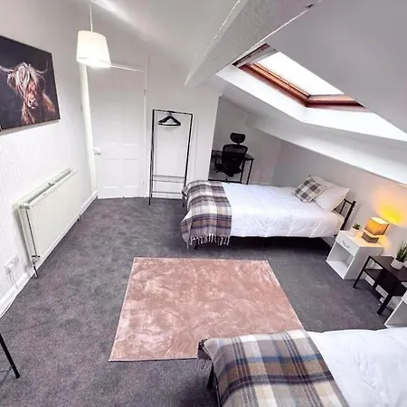 Holiday home Huge Perfect For Working Away, 5 X Bedrooms, Free Parking *