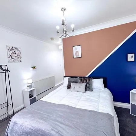 Huge Perfect For Working Away, 5 X Bedrooms, Free Parking Holiday home Leeds (West Yorkshire)