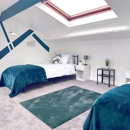 Huge Perfect For Working Away, 5 X Bedrooms, Free Parking *