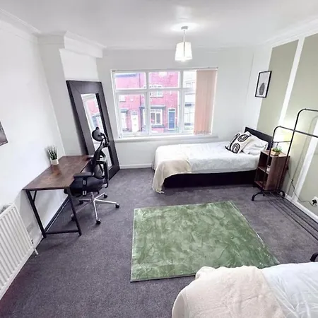 Huge Perfect For Working Away, 5 X Bedrooms, Free Parking Holiday home Leeds (West Yorkshire)
