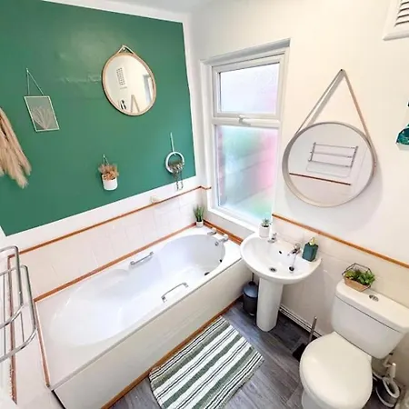Holiday home Huge Perfect For Working Away, 5 X Bedrooms, Free Parking Leeds (West Yorkshire)