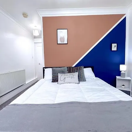 Huge Perfect For Working Away, 5 X Bedrooms, Free Parking *